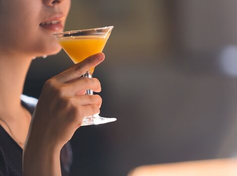 カクテルを飲む女性